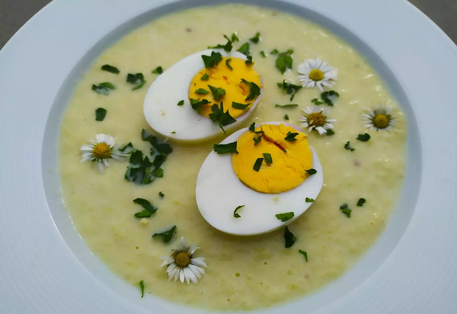 Pórková polévka s kešu ořechy a vejcem
