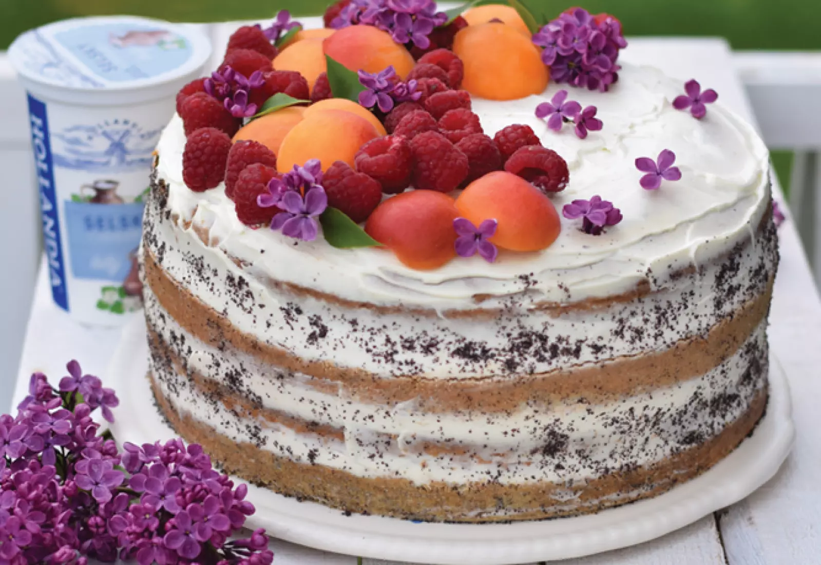 Makový dort s jogurtovým krémem ,malinami a meruňkami.