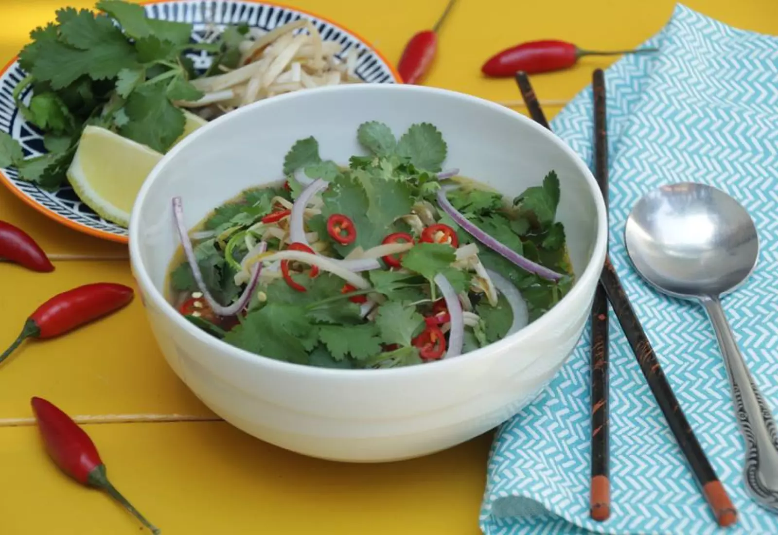 Vietnamska kureci polevka Pho Ga s cuketovymi nudlemi