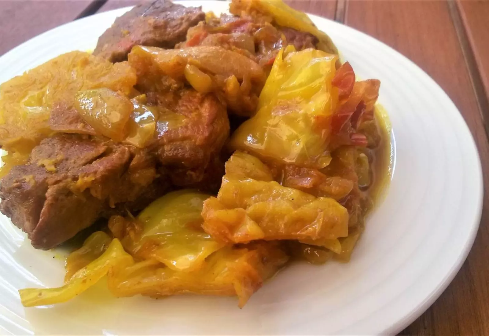 Vepřové maso mnoha vůní s bílým zelím a kurkumou