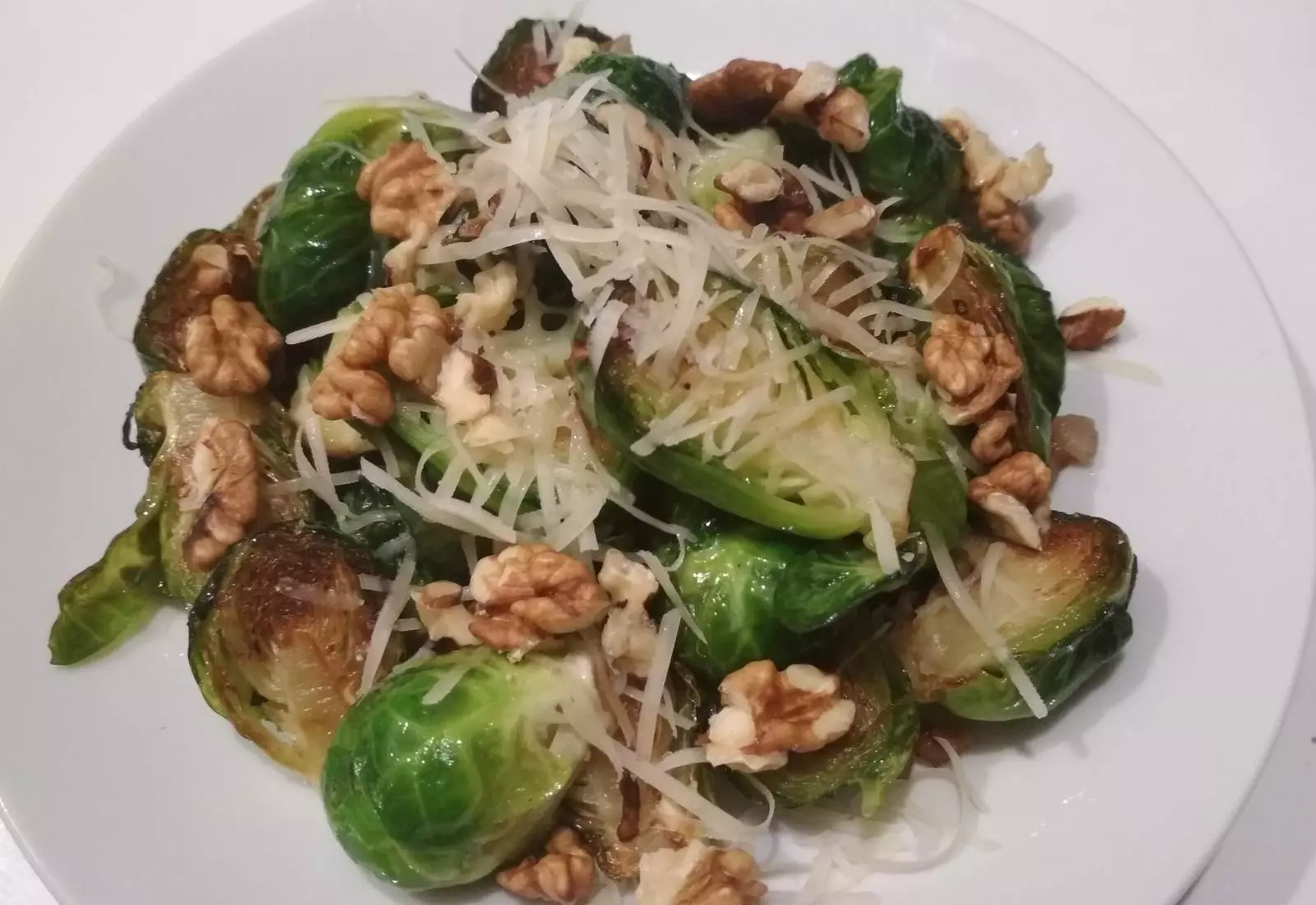 Růžičková kapusta se slaninou a ořechy