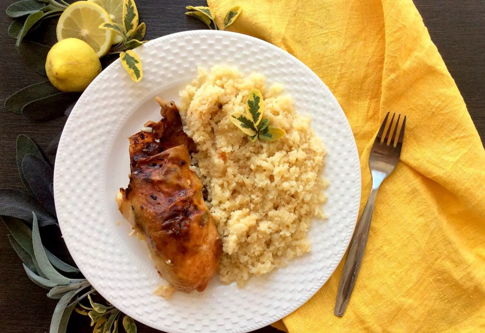 Pečené kuře s citrónem, česnekem a šalvějí a květáková "rýže"